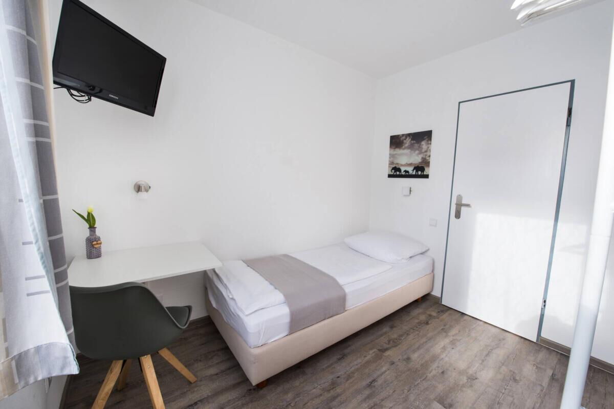Frankfurter Straße 176, 34134 Kassel (SOVA Guesthouse)